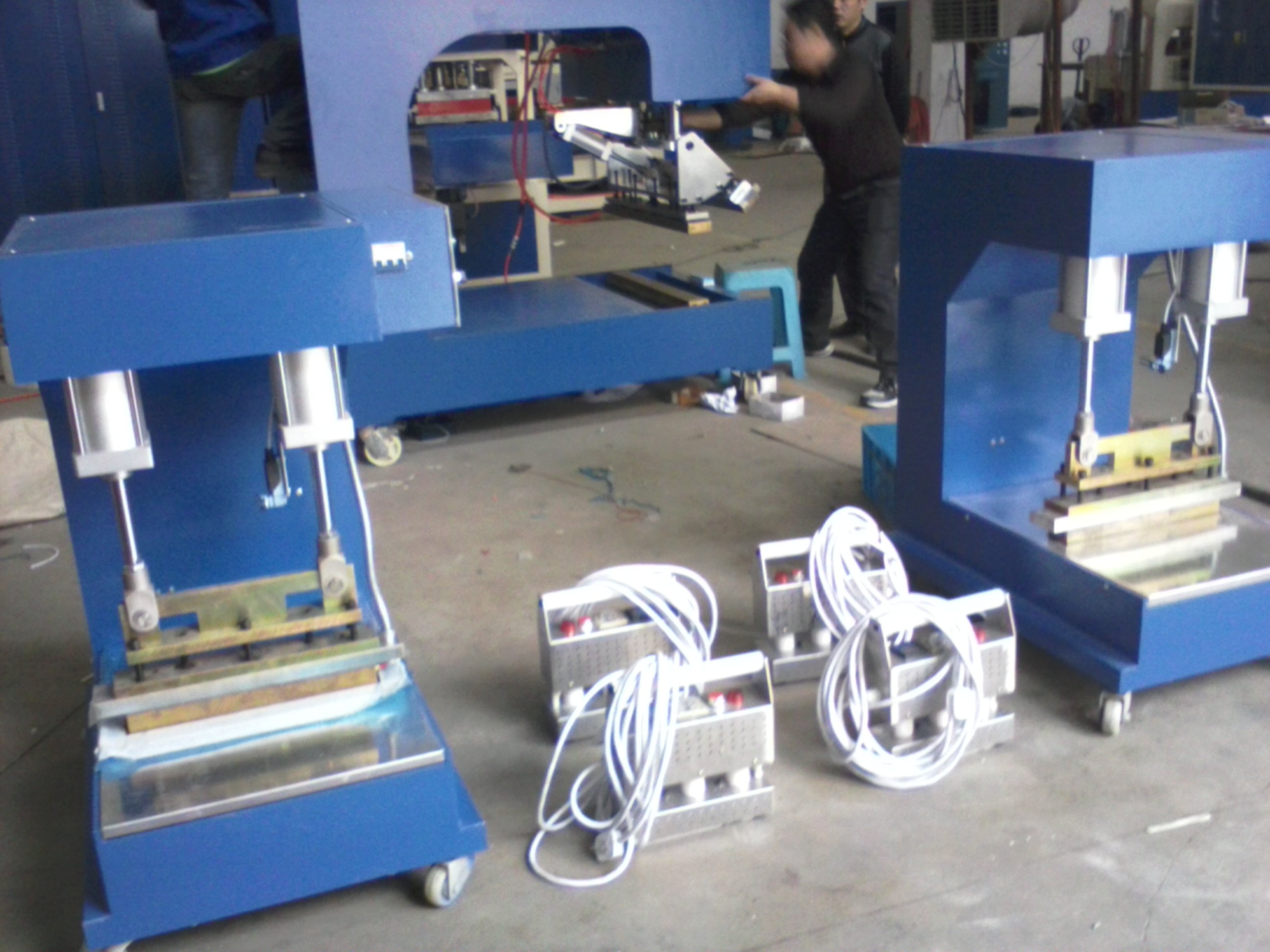 寧波東雄機電設備 專業定做PTFE膜結構工業與食品輸送帶，引領塑料焊接高周波技術